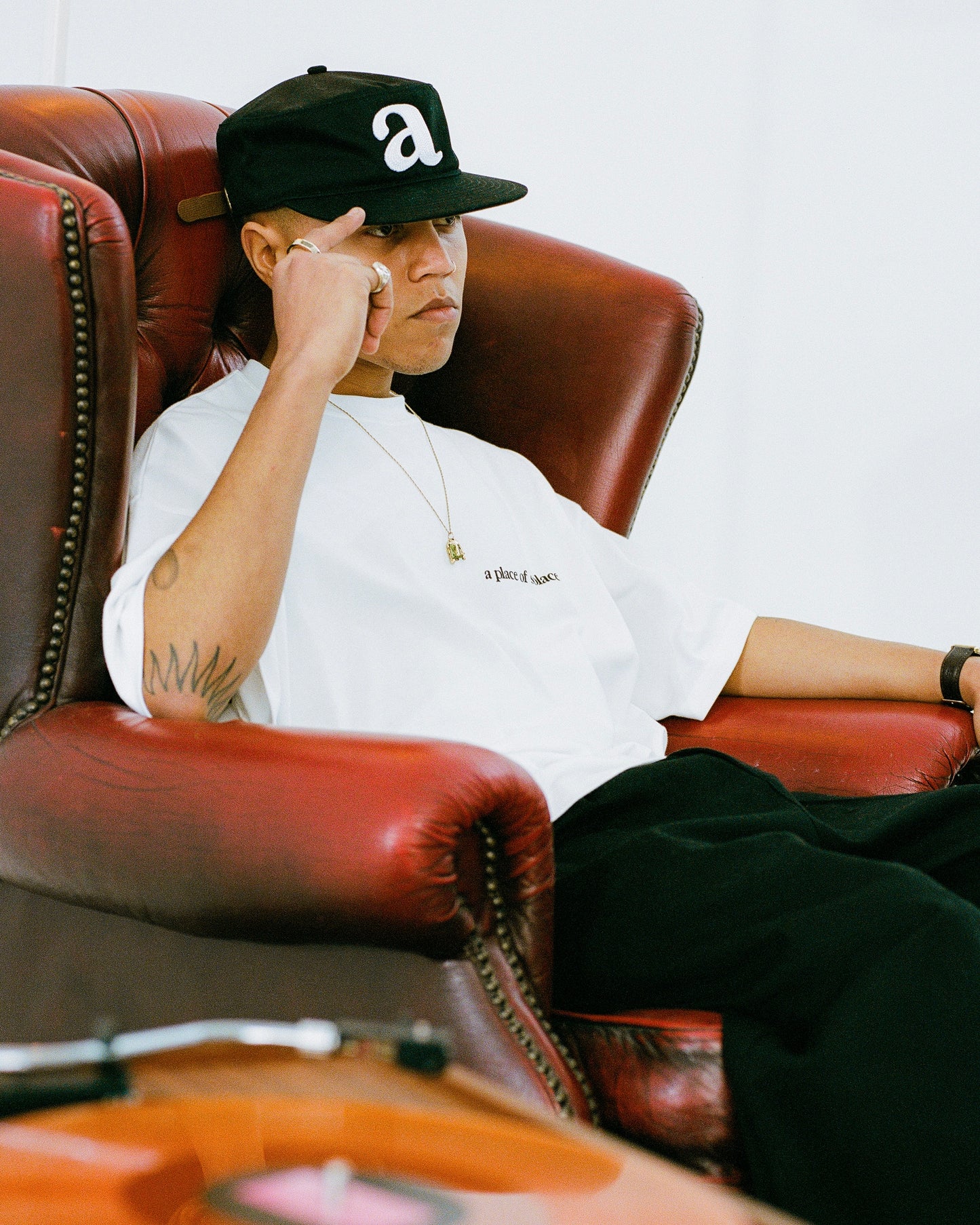 "a" pillbox cap - black/ivory